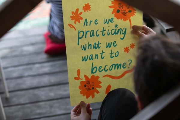 Poster présent pendant l'intervention de Joon-Lynn Goh (image: Bea Borgers) Poster présent pendant l'intervention de Joon-Lynn Goh (image: Bea Borgers)